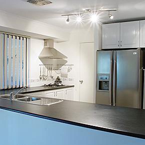 Is this a Cuisine Américaine or Canadienne? 800px Modern kitchen gnangarra Wanted: Canadian Kitchen Dealing with Realtor Speak in Belgium | Flashback
