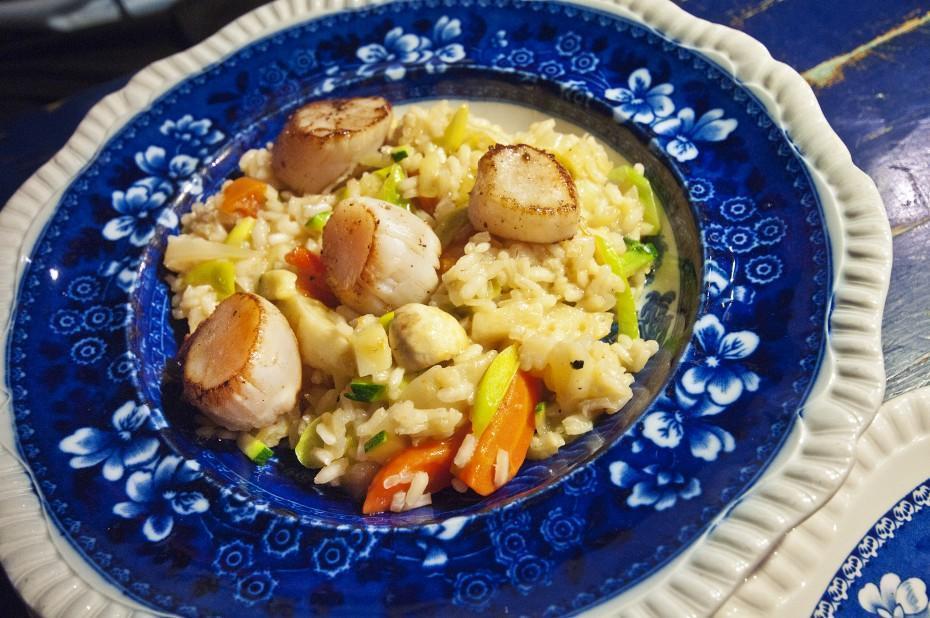 Vegetable risotto topped with seared scallops from L'idiot du Village