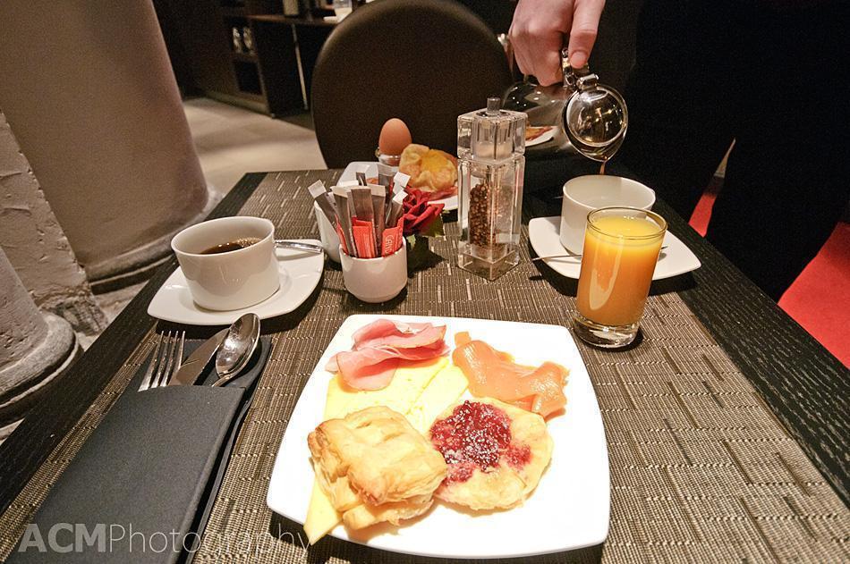 Hotel breakfast included please!