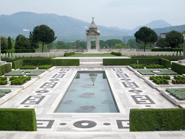 Inside the Commonwealth cemetery in Monte Cassino, Italy (by Farawayman via Wiki Commons)