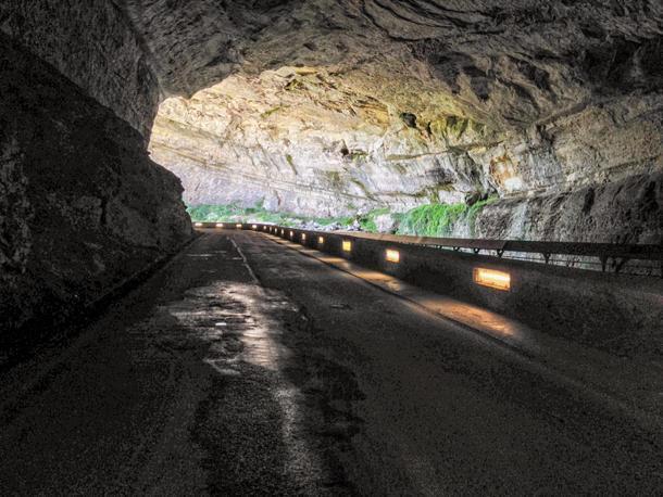 Driving through the Grotte du Mas d'Azil - We fit!