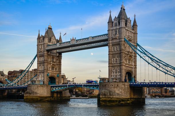 Use low-cost carriers for cheap flights to see London's top sites