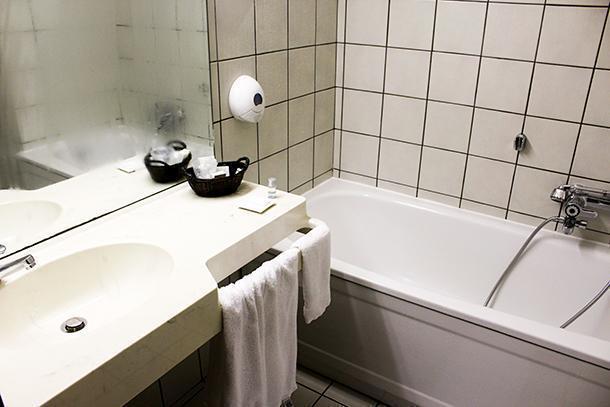 The bathroom at Hotel Hotleu has a bathtub rather than a shower stall
