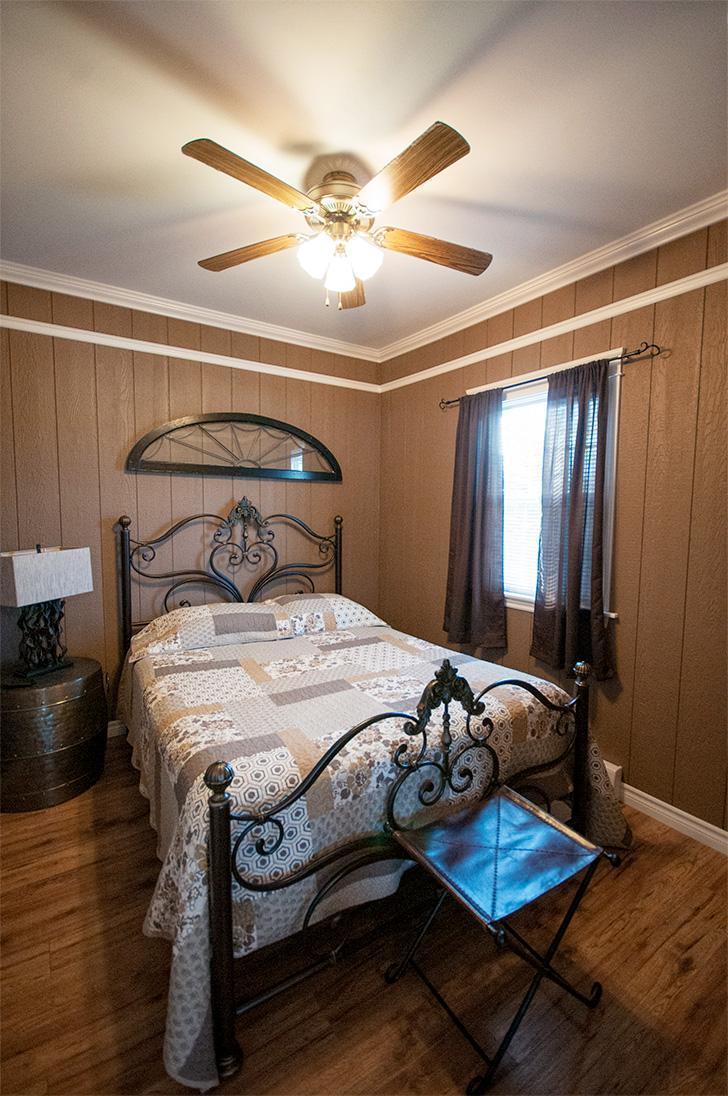 The single queen bedroom in Eagle cottage