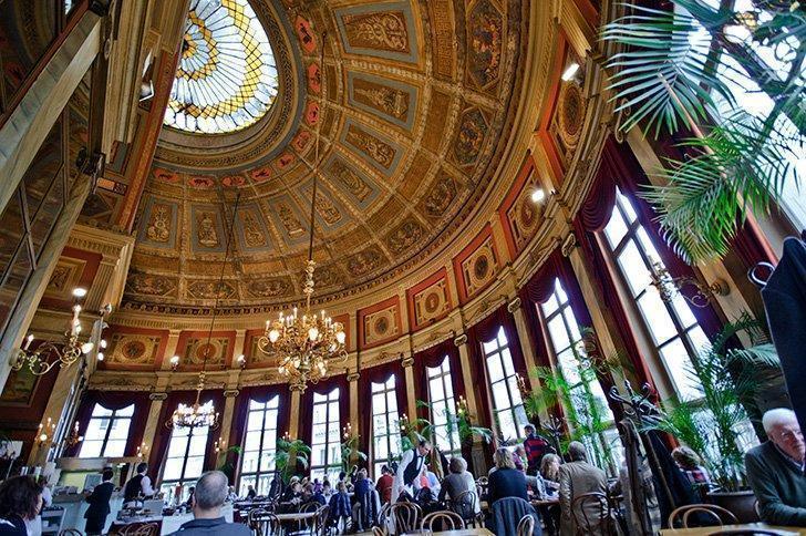 De Foyer is a wonderful place to grab a coffee in Antwerp or enjoy Sunday brunch.