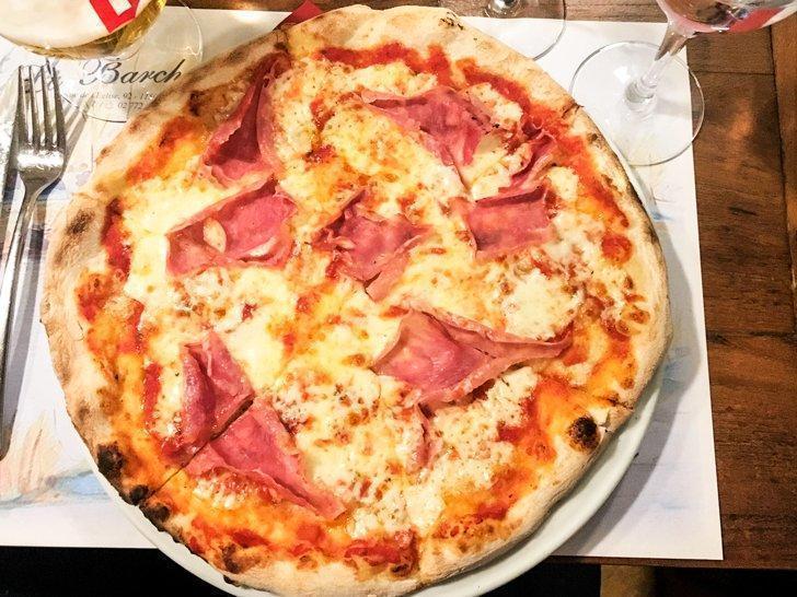 A perfect pizza in Brussels at La Barchetta, Stockel